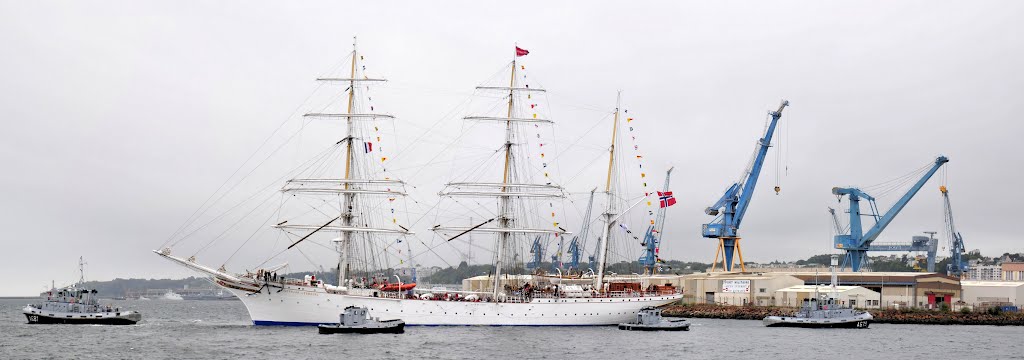 The Statraad Lehmkuhl towed backward in the port - Brest 2012