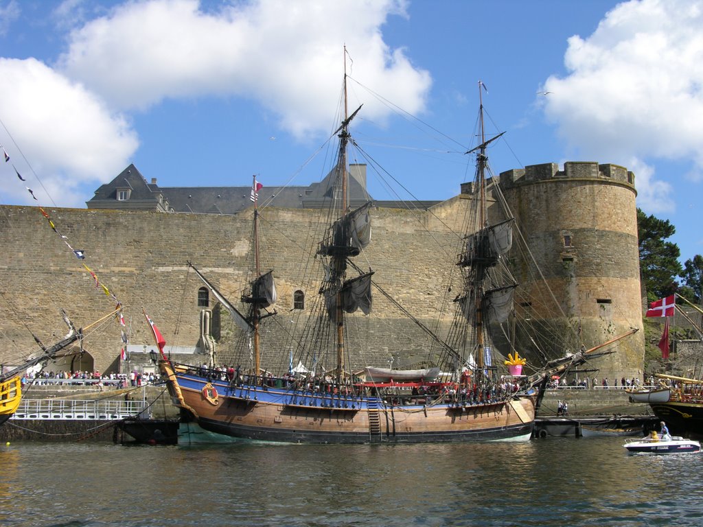 Brest, le Château et lEndeavour ; fêtes 2004