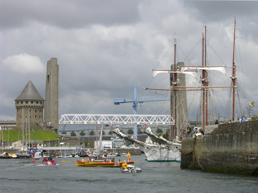 Brest, la tour Tanguy et le pont de Recouvrance ; fêtes 2004 ;