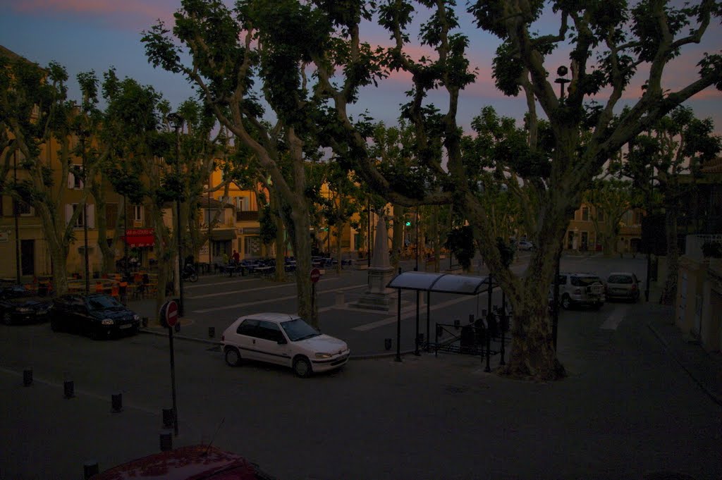 Le soir tombe sur la place de Rousset
