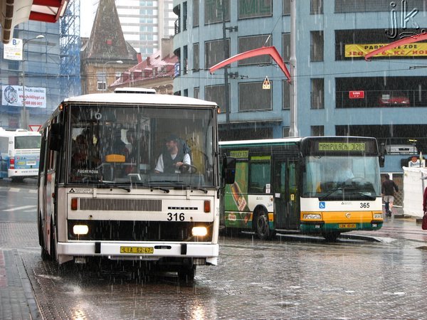 Autobus v dešťi