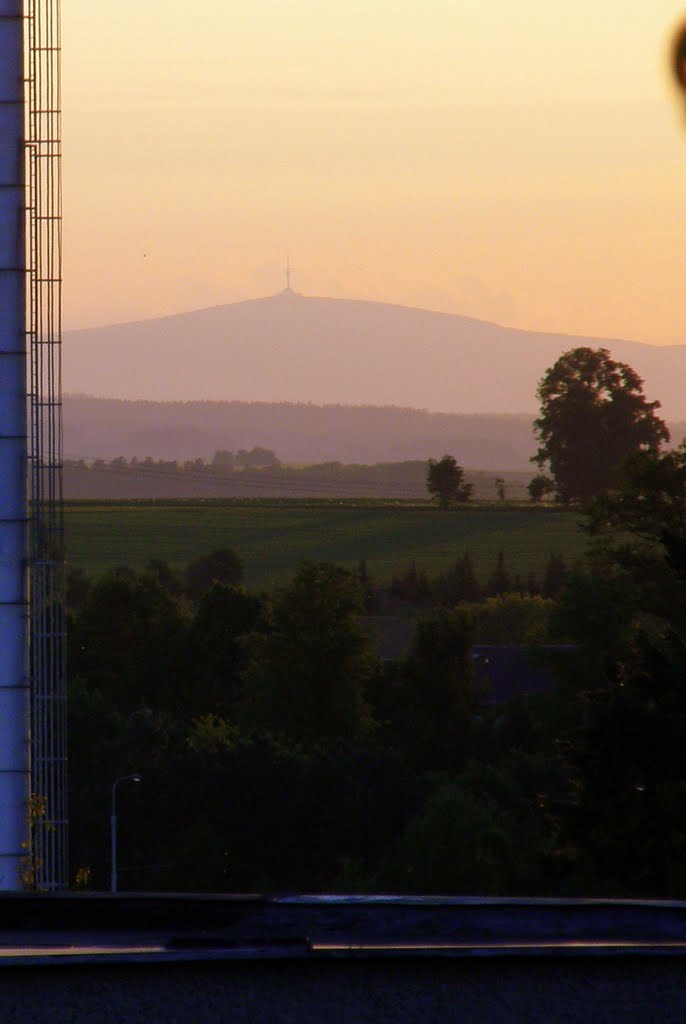 Praděd při západu slunce (Praded Mountain at sunset) - fotografováno z Opavy ( I photographed from Opava) - vzdálenost (distance) 50 km
