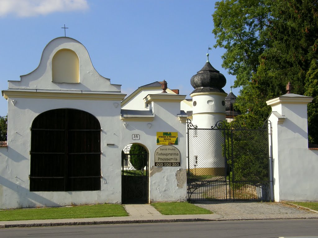 Opava - vstup do bývalého selského sídla Filipkův dvůr s věží obytného domu a malou kaplí vedle vchodu (entrance into the former rural residence Filipek Court with tower residential building and small chapel next to the entrance)