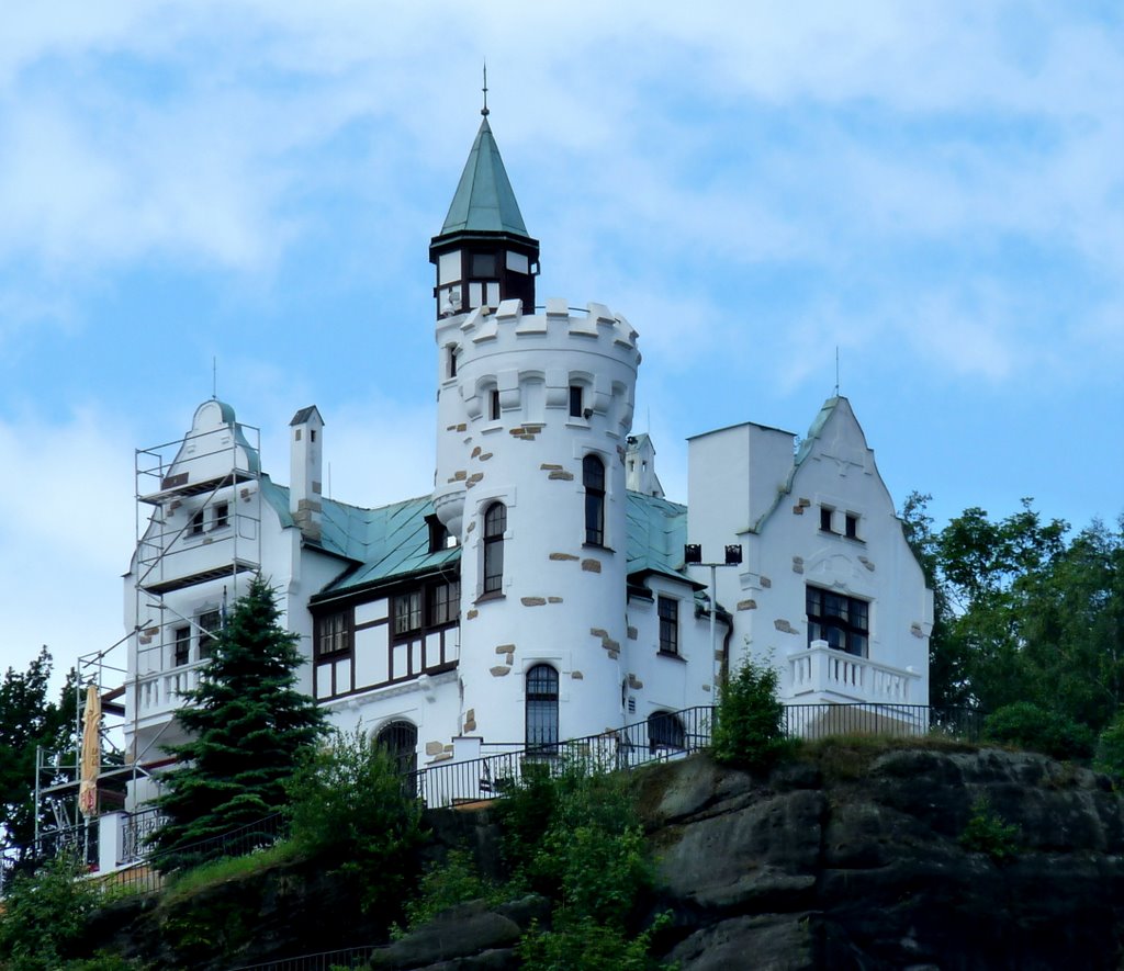 Schäferwand - Aussichtsrestaurant mit 18 m hohen Aussichtsturm über Děčín steht auf dem Felsen 150 m über der Elbe