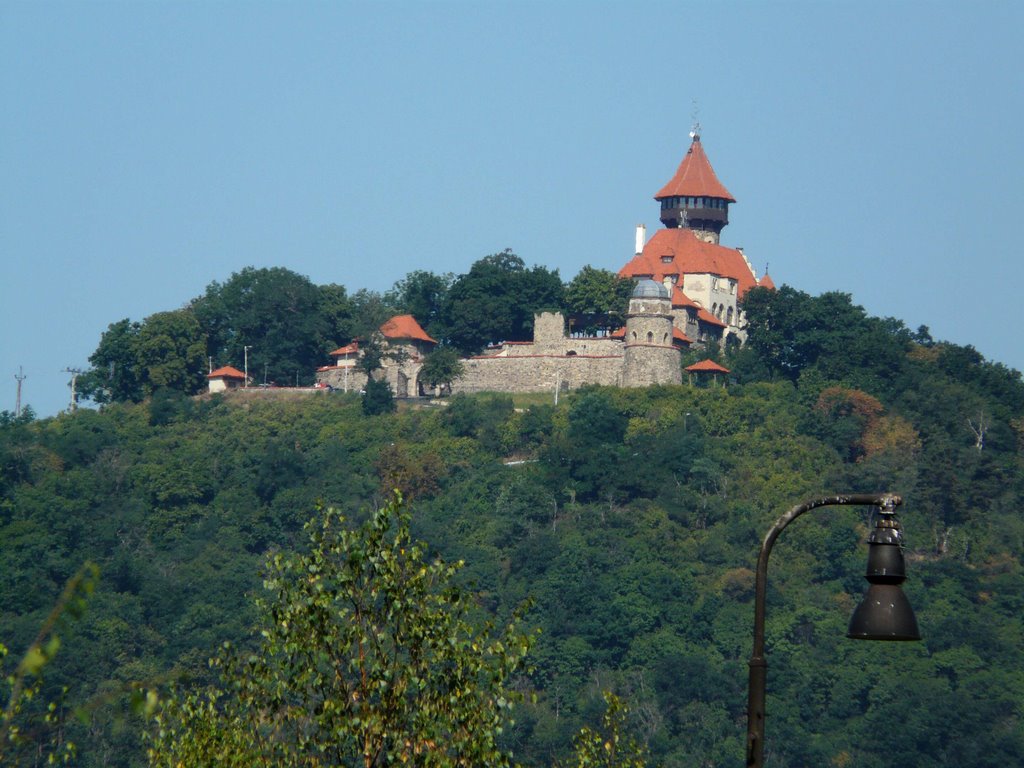 Pohled z Mosteckého nádraží na hrad Hněvín