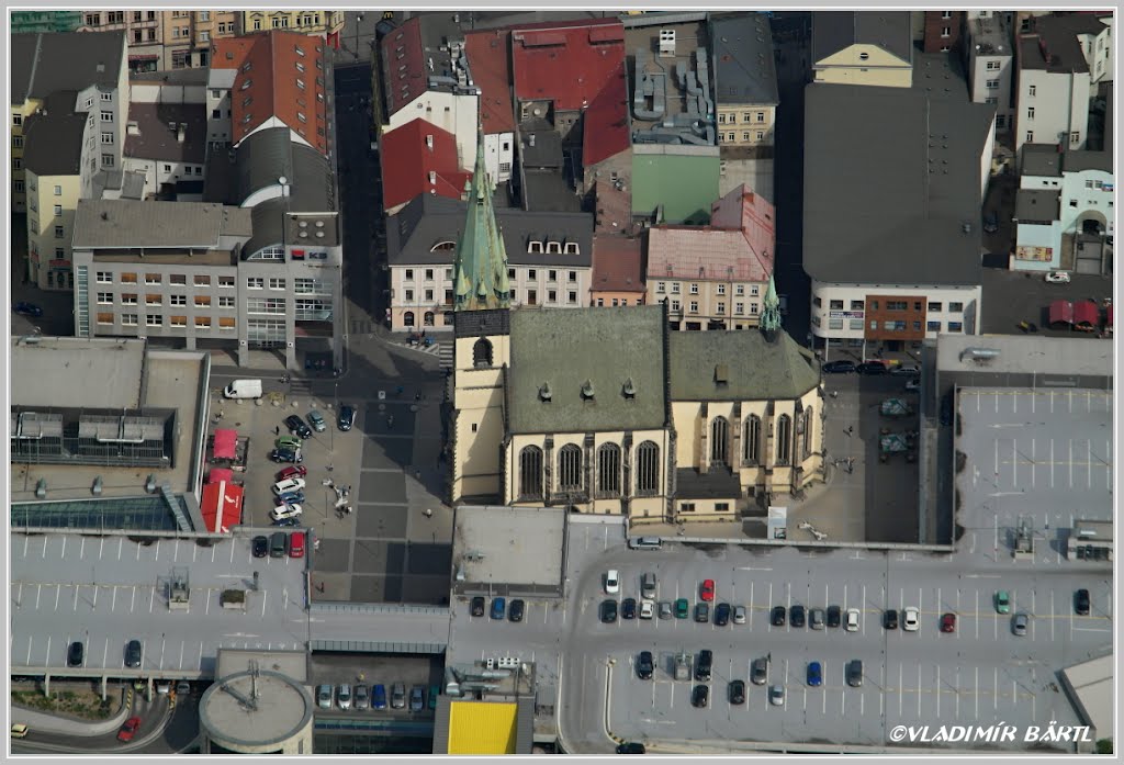Ústí nad Labem, kostel Nanebevzetí p. Marie, okolo obchodní centrum Fórum