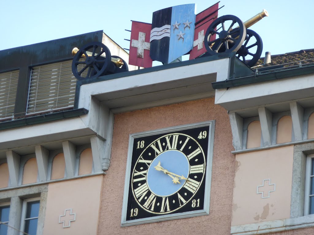 2 Kanonen auf dem Dach der Kaserne