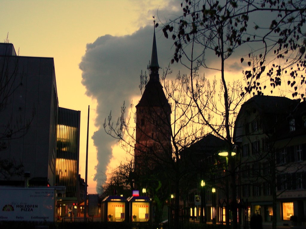 Aarauer Zentrum am Abend im Hintergrund das AKW Gösgen