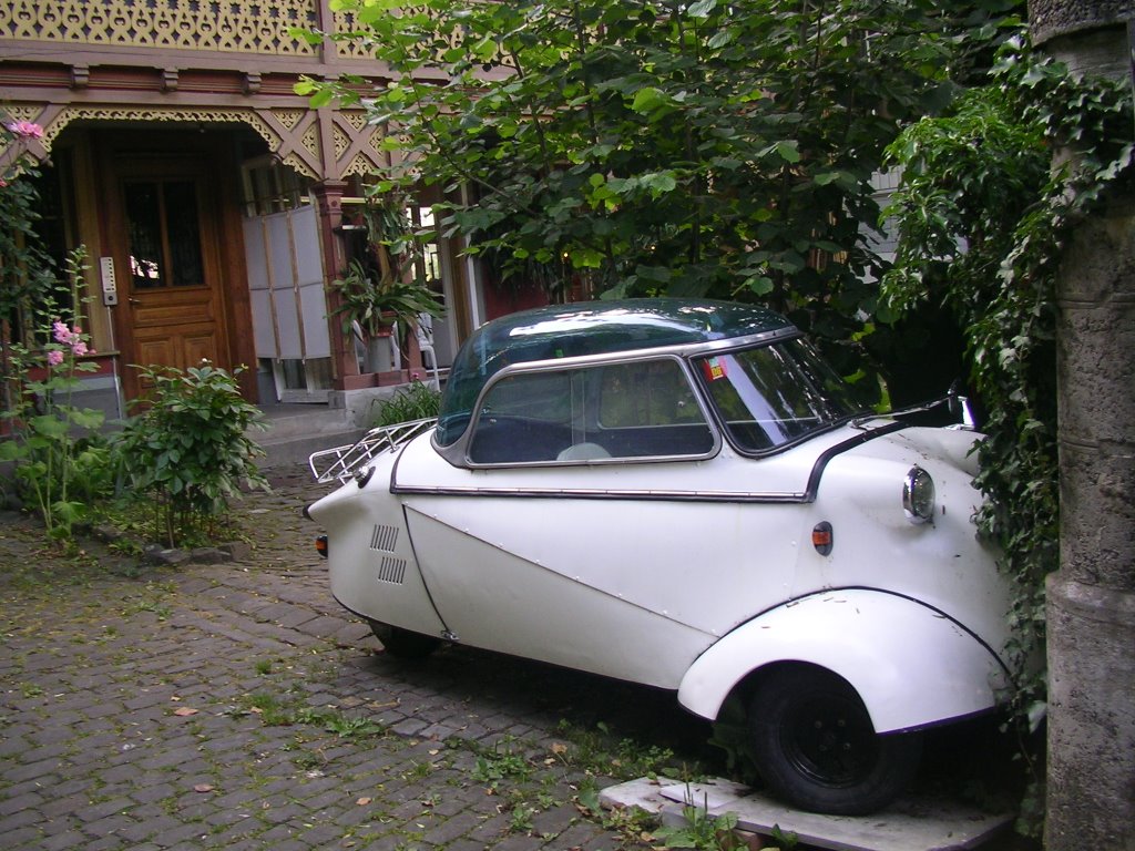 Curioso vehículo Messerschmitt KR -200 fabricado por  Fend Flitzer entre los años 1948-1955 . De tres ruedas con capacidad para dos personas con un peso de 230 kg. alcanzaba una velocidad de 90km/hora. Dejó de fabricarse en el año 1955.