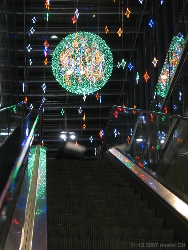 (messi07) Nordhalle Bahnhof Bern – Weihnachtsdekoration [250°]