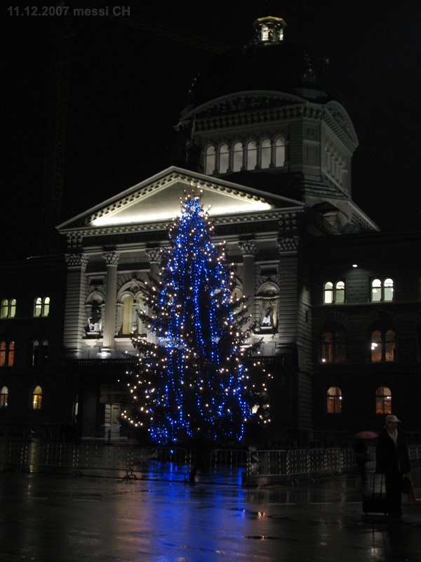 (messi07) Bundesplatz mit Weihnachtsbaum vor Bundeshaus [160°]