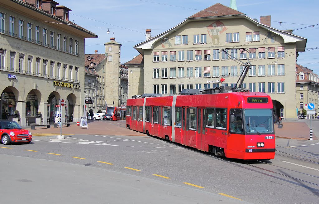 Eine Strassenbahn verlässt die Haltestelle "Zytglogge" in Bern/A Tramway Leaving The Stop "Zytglogge" In The Center Of Bern