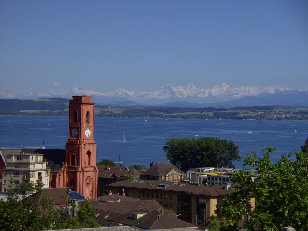 Église rouge de Neuchâtel avec lEiger, le Mönch et Jungfrau