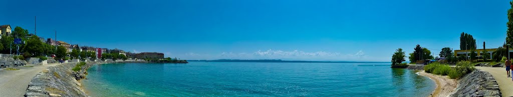 Les bords du lac de Neuchâtel (Pano 180°) Les hôtels et banques (g.) et les TN (dr.) et la baie de lEvole