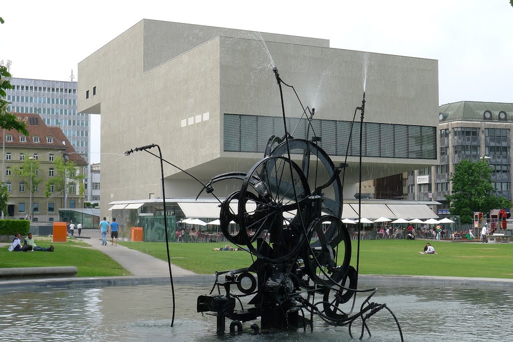Fribourg / Freiburg {Equilibre et Tinguely-Fontaine, Grand-Place}
