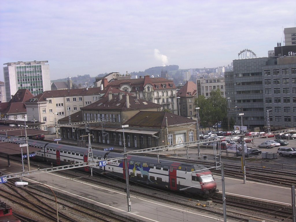 view from my dpto - thats the coach with a childrens playground at the end of the train (going towards Berne)