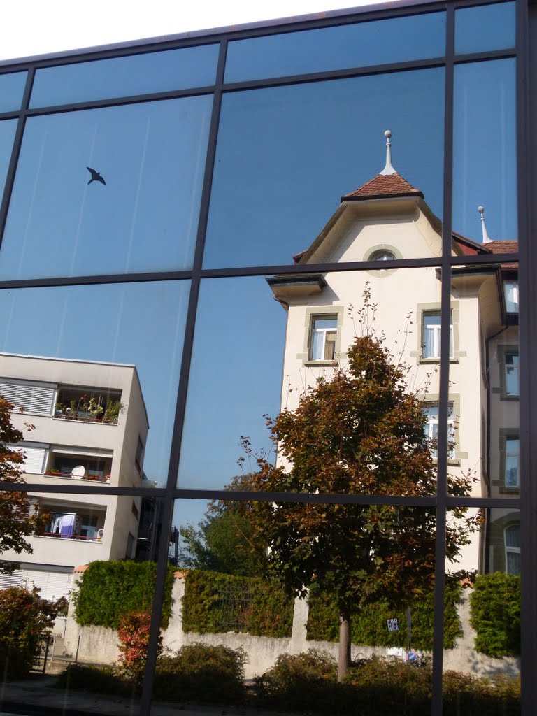 Maison privée dans les reflets du collège Sainte-Croix