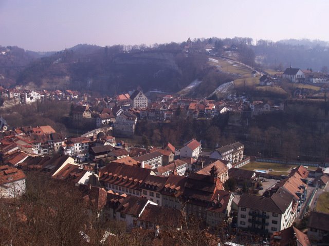 090 Fribourg, Blick von der Route des Alpes auf Neuveville und Planche