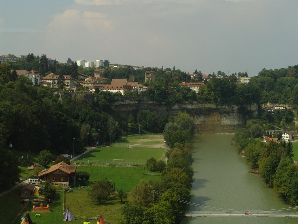 Die Saane mit Fribourg im Hintergrund