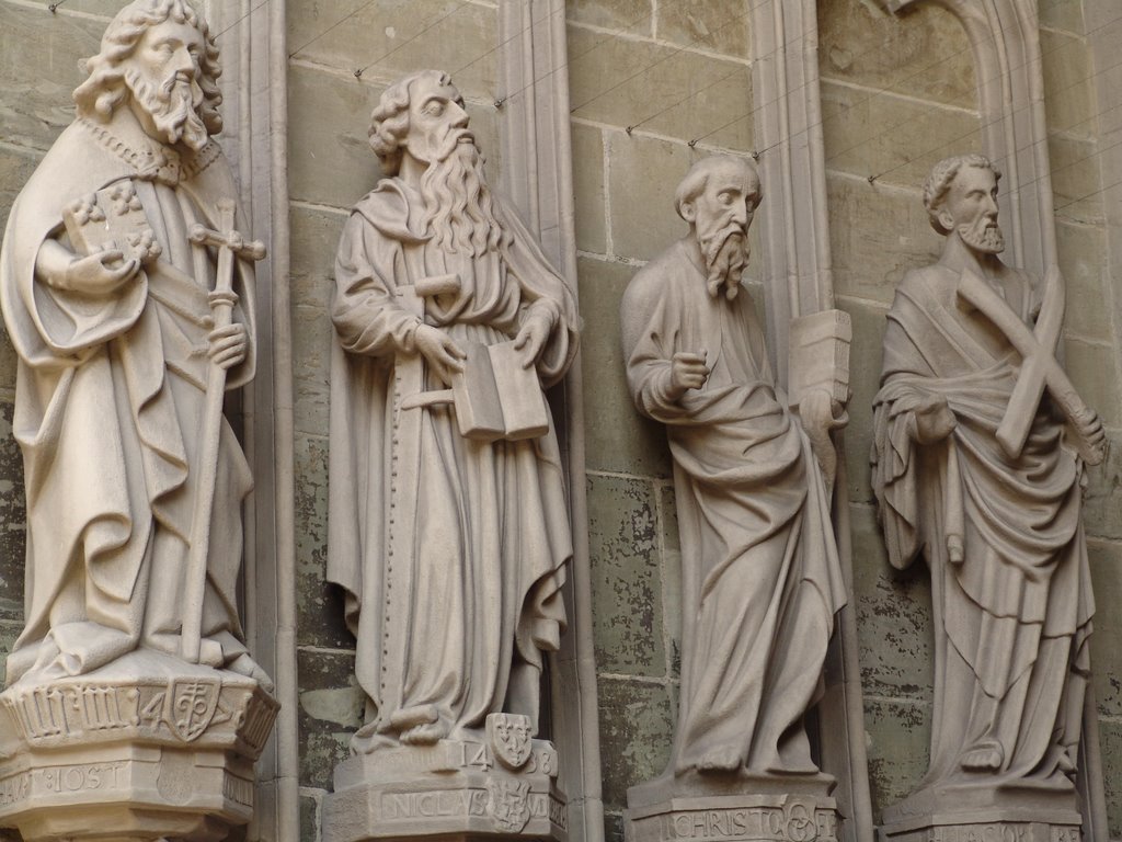 Figuren im Eingangsportal von St. Nikolaus 2
