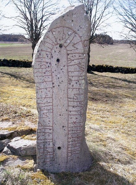 Runsten (rune stone), Håle kyrkogård (2007)