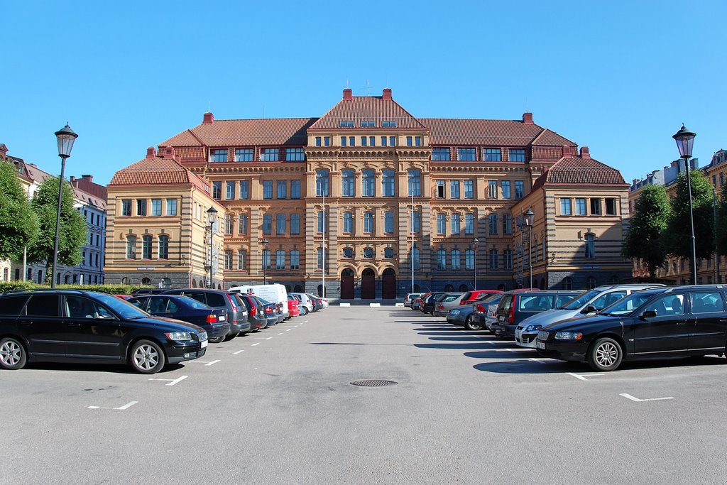 Nepilna simetrija (incomplete symmetry of Schillerska gymnasiet)