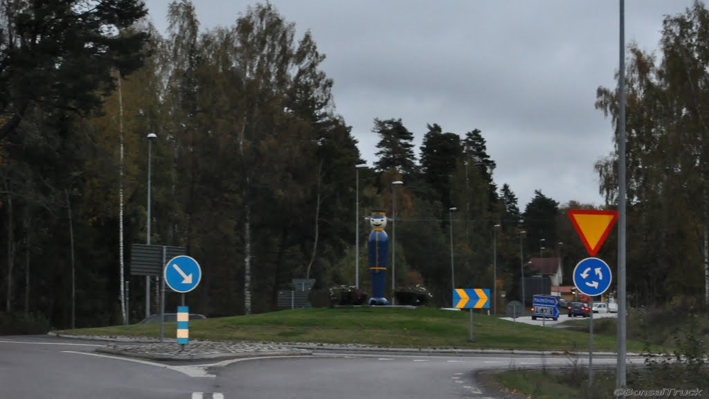 S - Malmköping, B55 Kreisverkehr mit Skulptur