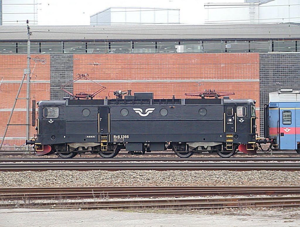 Statens Järnvägar RC6 #1366 in its new black paintscheme.