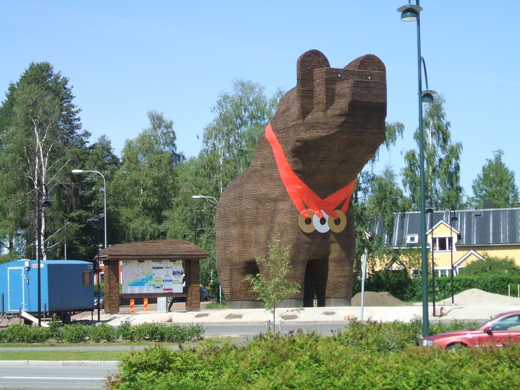 Hölzerner Bär als Aussichtsturm