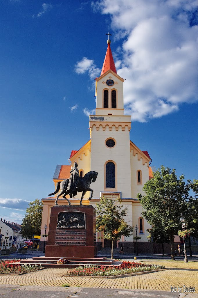Зрењанин (Nagybecskerek), Serbia (Vajdaság, Torontál Vármegye székhelye) - A Nepomuki Szent János római katolikus székesegyház, amely 1864-1868 közt épült, előtte  I. Péter jugoszláv király szobra. E helyen az első világháború végéig Kiss Ernő honvéd tábo