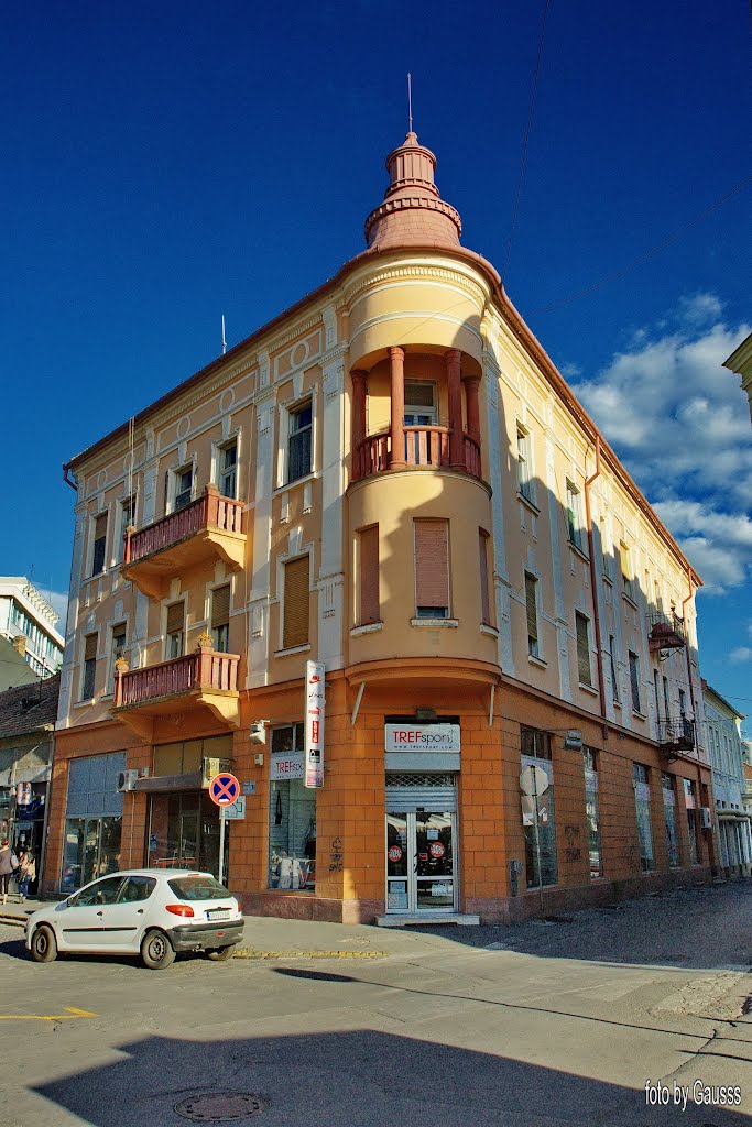 Зрењанин (Nagybecskerek), Serbia, Vojvodina  (Vajdaság, trianoni békeszerződésig Torontál vármegye székhelye) - Belvárosi felújított épület.