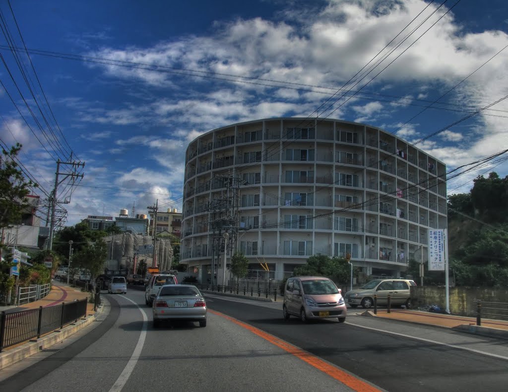 半球の館から金武、沖縄の国民の琉球病院の向い。Hemispherical apartment building across from Ryukyu National Hospital in Kin, Okinawa.