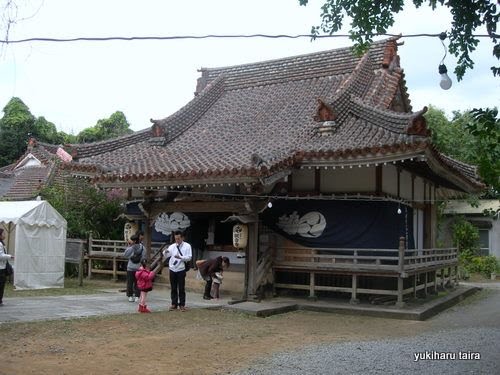 沖縄県金武町：観音堂平成２３年初詣にて  伝承によれば、16世紀に日秀上人（にっしゅうしょうにん）により創建。16世紀前期、日秀上人が紀伊国より唐を目指したが、遭難して琉球王国金武のフナヤ（富花港）に流れ着いた。その後、金武にある鍾乳洞を拠点とし布教活動を行い、観音寺を創建したと伝えられる。その鍾乳洞は日秀洞（にっしゅうどう）・永酒堂（えいしゅどう）と呼ばれ、現在は泡盛の酒蔵として利用されている。昭和9年（1934年）に火災により焼失した後、昭和17年（1942年）に再建されたものが現存する建造物である。