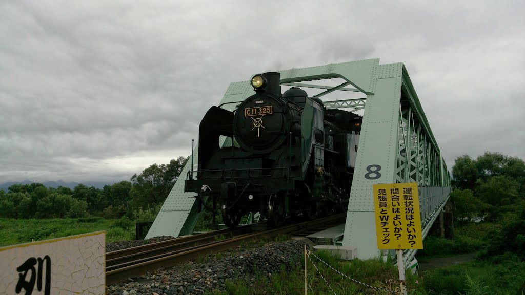 最上川を渡る機関車