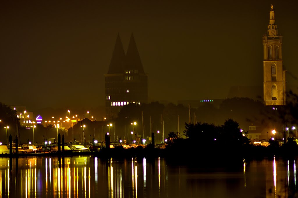 Natalini Toren en de Sint Christoffel kathedraal in een mistige nacht