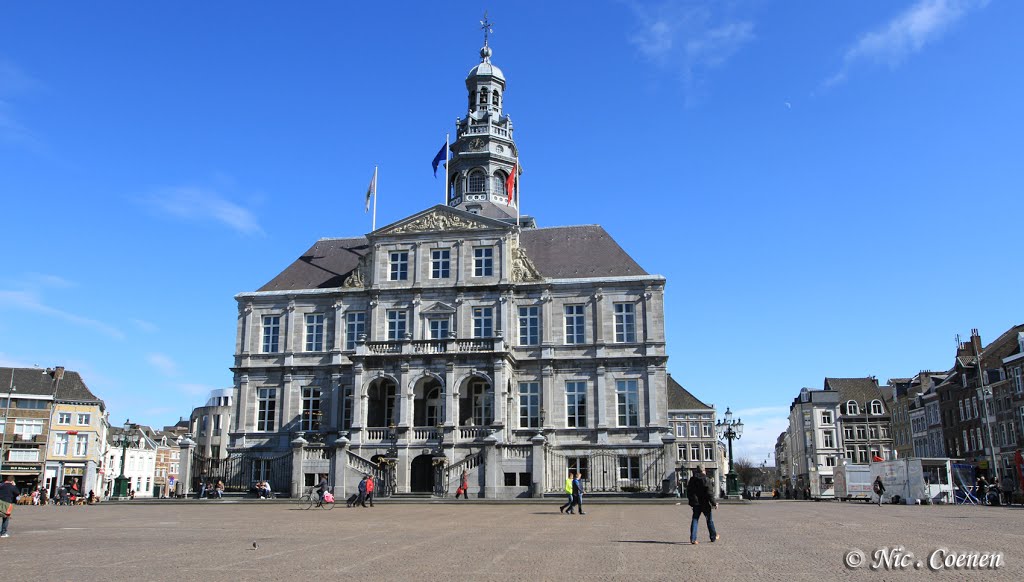 Maastricht - Stadhuis  en  marktplein.