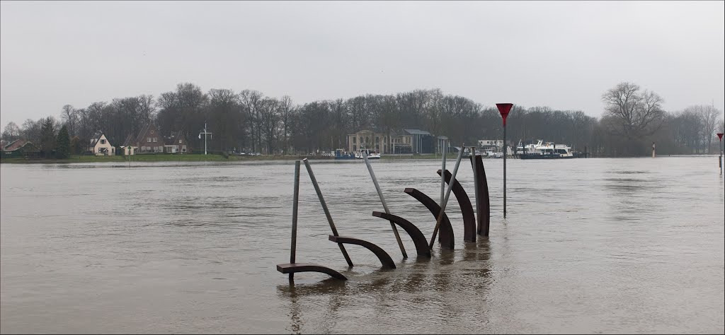Artwork "De zeilen" in the IJssel at high water