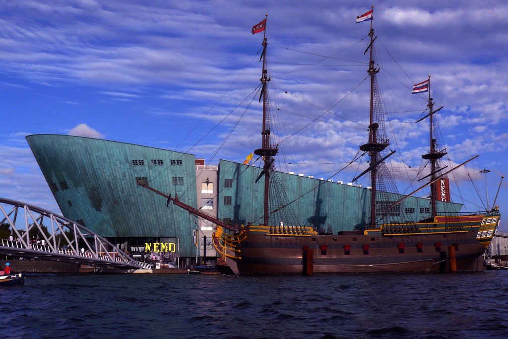 Amsterdam -Muzeum NEMO z platformą widokowa i replika statku  -  kp