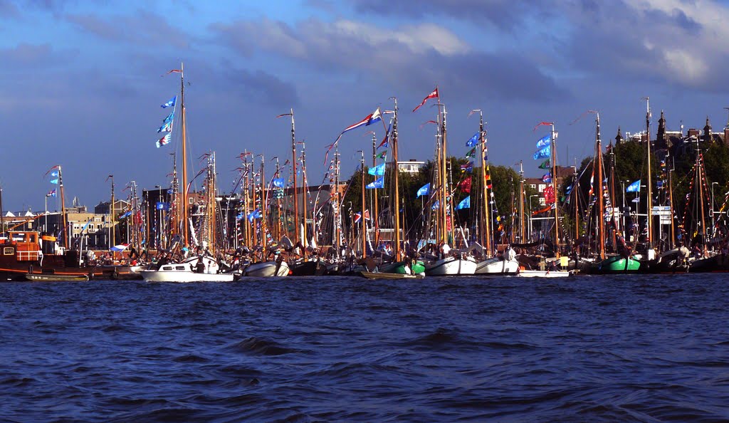 Amsterdam - na kanale w pobliżu muzeum NEMO   -  kp