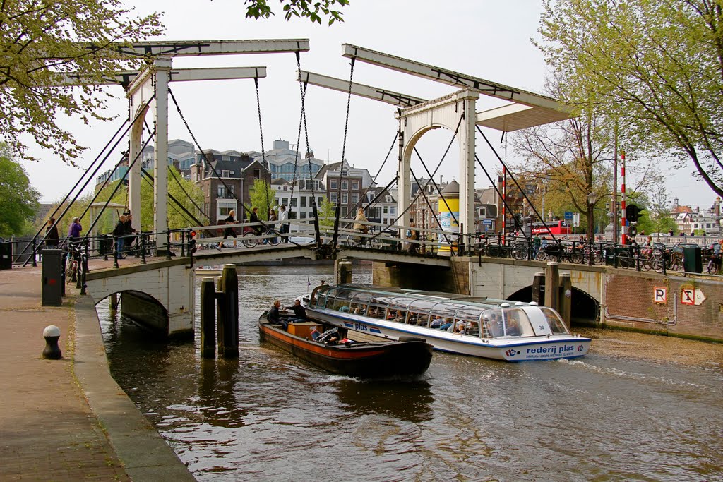 Reger Schiffsverkehr in Amsterdam