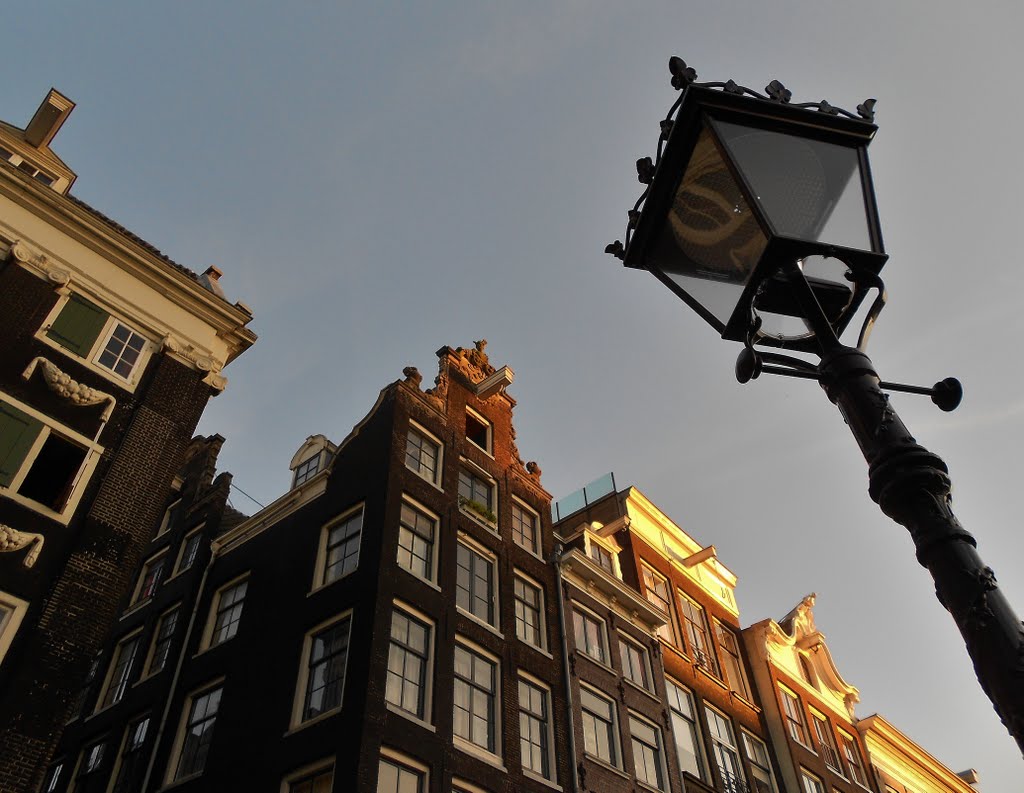 De lantaarns gaan bijna aan.....Singel, Amsterdam, Nederland