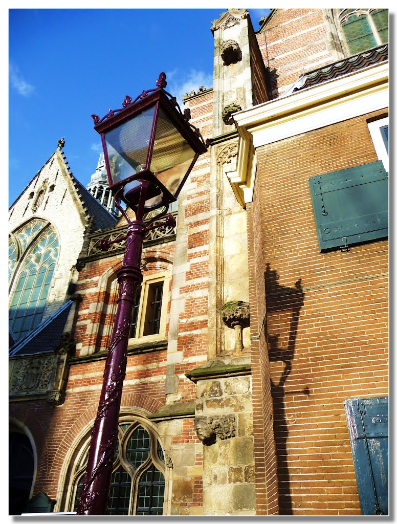 il lampione e la sua ombra dangolo (chiesa Oude Kerk)