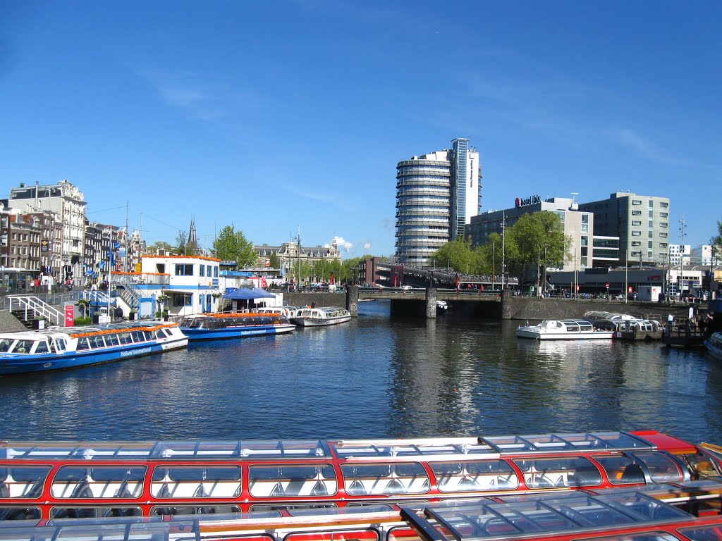 Waiting for the tourists to embark, Amsterdam, The Netherlands