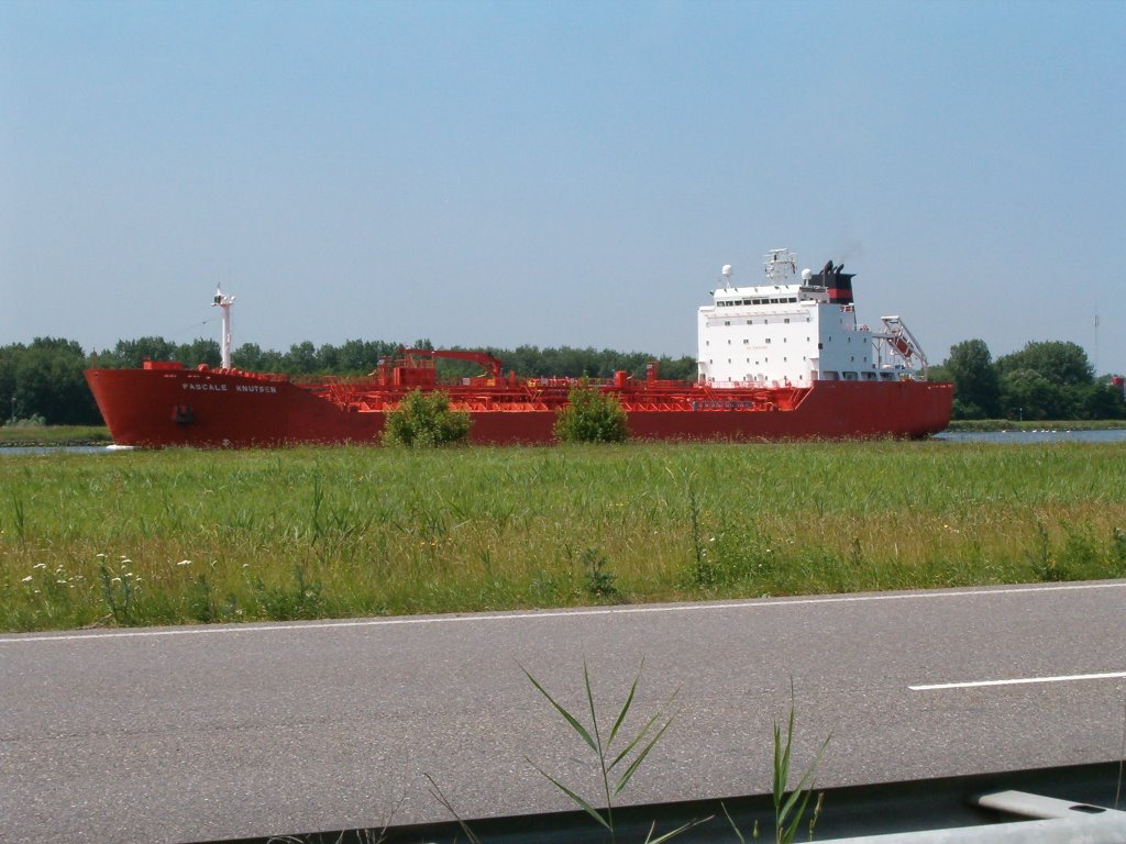 Pascale Knutsen at Noordzeekanaal