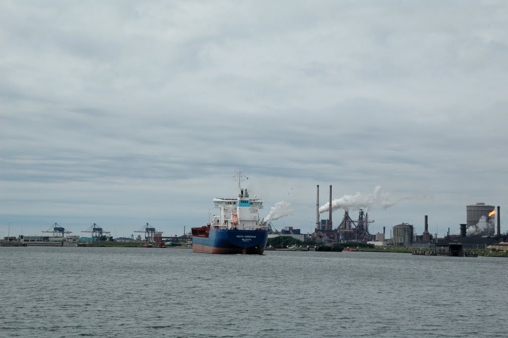 Sluizen en Corus vanaf de pont