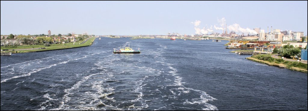 Autofähre bei Ijmuiden auf dem Nordseekanal