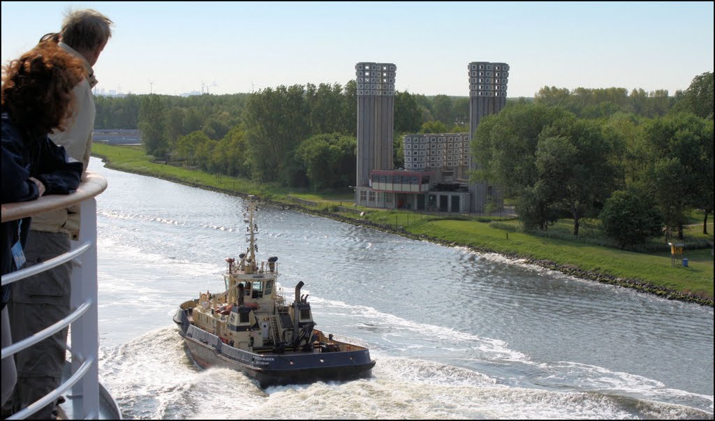 Entlüftungstürme der Autobahn am Nordseekanal
