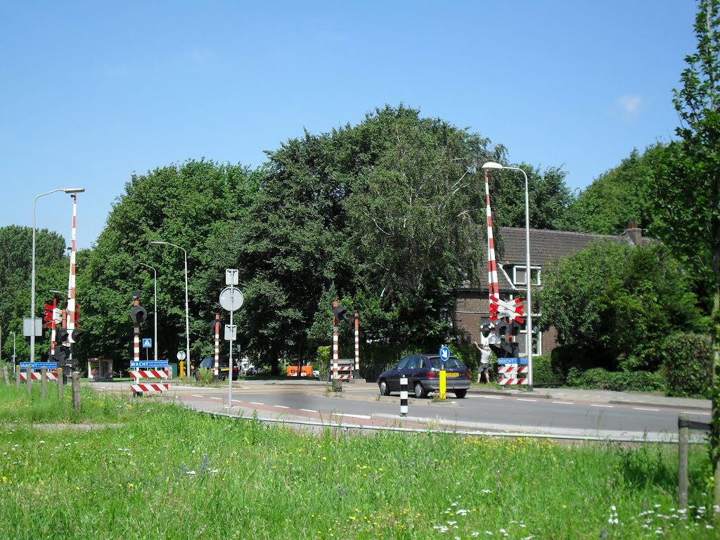 Spoorhuis en overweg (juli 2012)