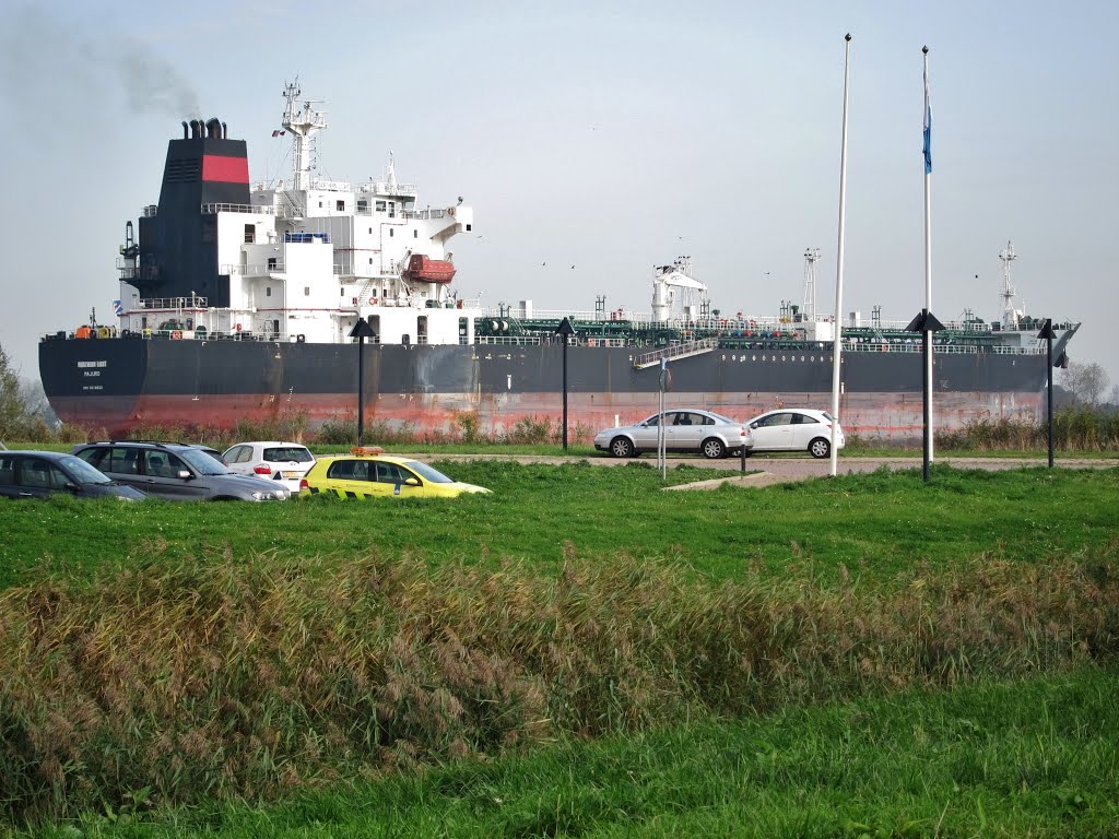 Noordzeekanaal, IJmuiden-Amsterdam. Velsen-Zuid.