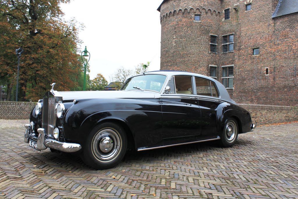 The Rolls Royce and the Castle of Helmond